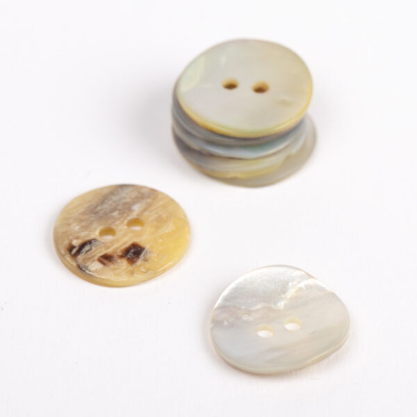 Nööp kaardus (valge/ tagant pruunikirju; 15mm) nr 521
